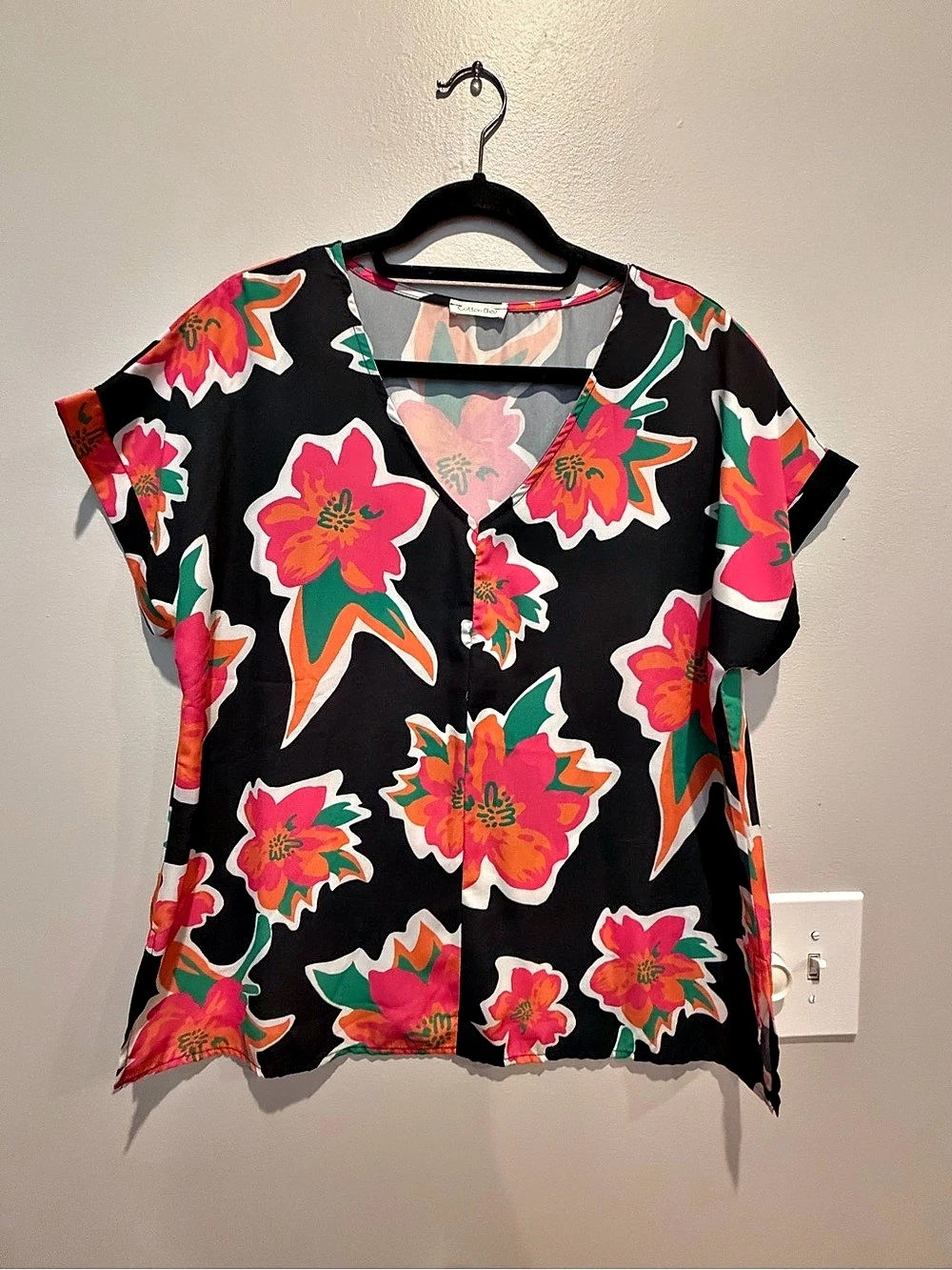 Cotton Bleu  Floral V-Neck Blouse in Black & Pink Size Small